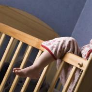 Ārsts Komarovskis par to, kā rīkoties, ja bērns naktī slikti guļ un bieži pamostas
