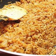 Sült rizs zöldségekkel.  Rizs zöldségekkel és tojással.  Sült rizs lassú tűzhelyben
