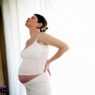 Simptomi bolova u donjem delu leđa i njihovi uzroci tokom rane trudnoće