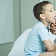 ठंड के संकेत के बिना बच्चे को खांसी क्यों होती है - क्या इसका इलाज किया जाना आवश्यक है?