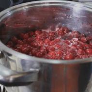 Kimagozott cseresznye lekvár főzése (öt perc)