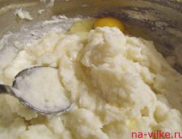Hogyan készítsünk karélai sült burgonyával sütött csínyt