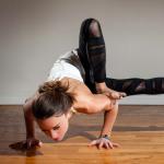 पेट और पक्षों को स्लिमिंग के लिए योग व्यायाम