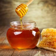 Da li je moguće zagrijati med i zašto se med ne može preliti kipućom vodom?
