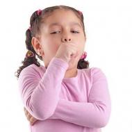子供が咳をして嘔吐します。どう治療しますか？
