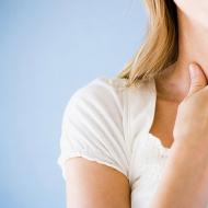 頸椎骨軟骨症における「喉のしこり」とは何を意味しますか? 骨軟骨症に対する喉のしこりの治療