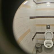 Ki és miért szerel fel rejtett kamerákat a nyilvános WC-kbe