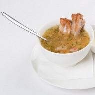 牛肉入りの古典的なエンドウ豆のスープ