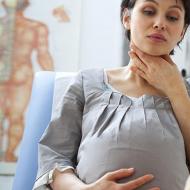 Kā sieviete var ārstēt kaklu grūtniecības laikā dažādos laikos: kā to ārstēt, vai var izsmidzināt ar aerosolu vai dzert tabletes?Kakla sāpes vienā pusē grūtniecības laikā