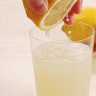 朝のレモンジュースは利益と害をもたらします